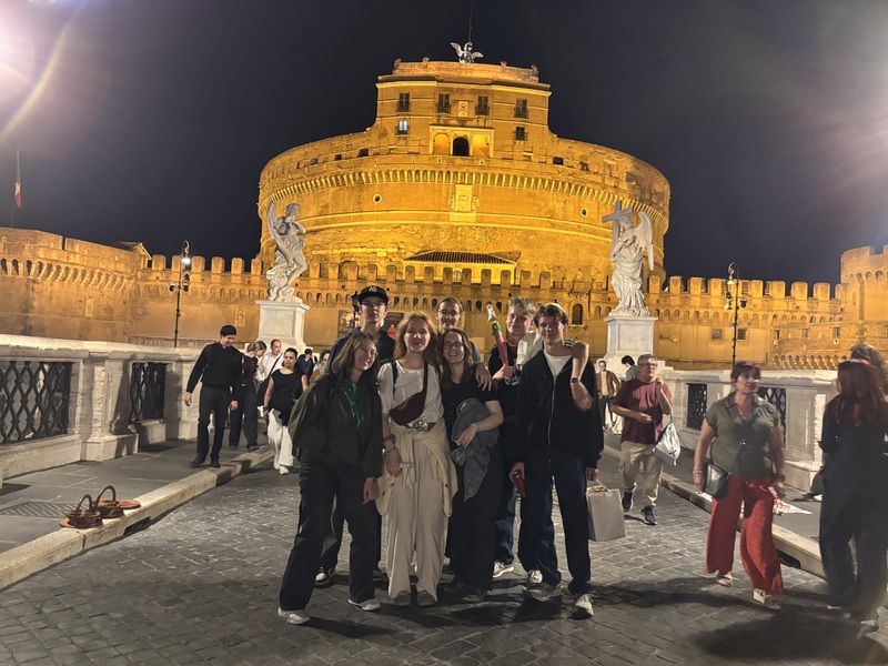 5 Schülergruppe vor der Engelsburg